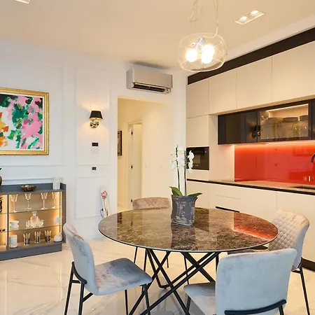 New & Luxury 5* With Breathtaking View- Kiki Lu Apartment